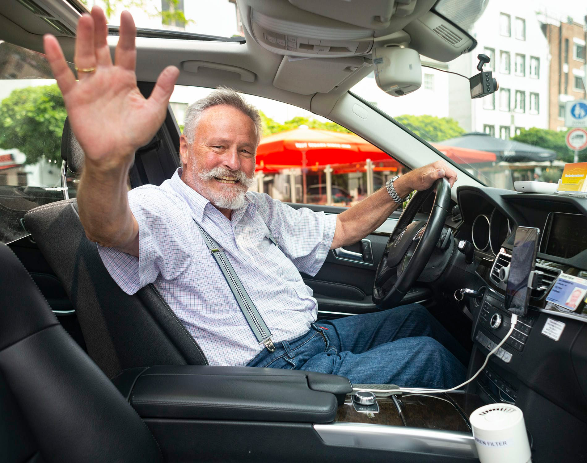 Taxi Fahrer winkt einem zu