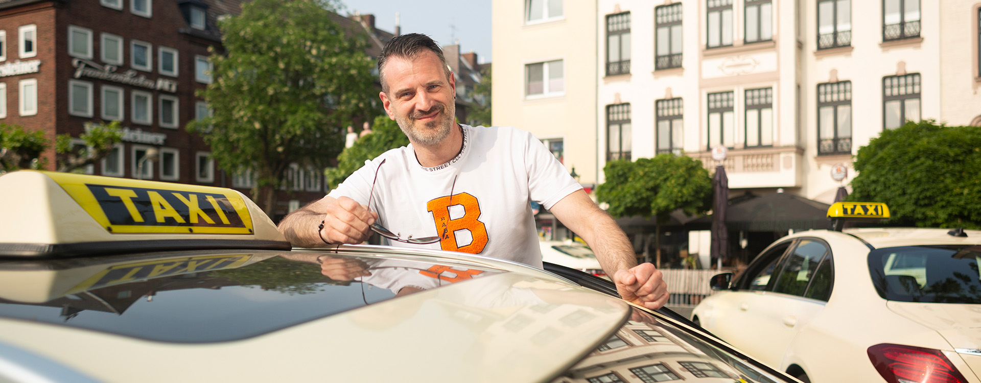 Taxi Fahrer mit weißem Tshirt