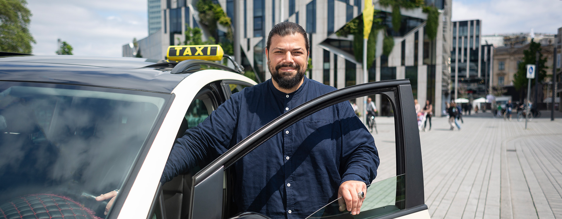 Junger Taxi Fahrer mit blauem Hemd